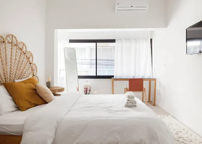 Renovated Large 3Rm Apartment 5 Min From The Beach