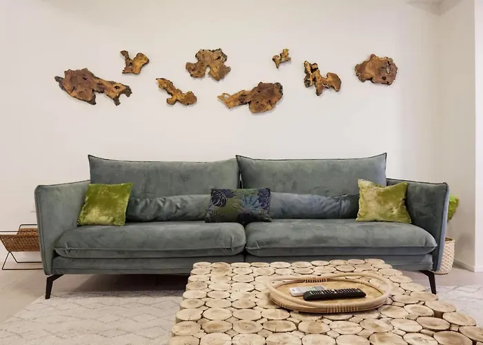 Renovated Large 3Rm Apartment 5 Min From The Beach