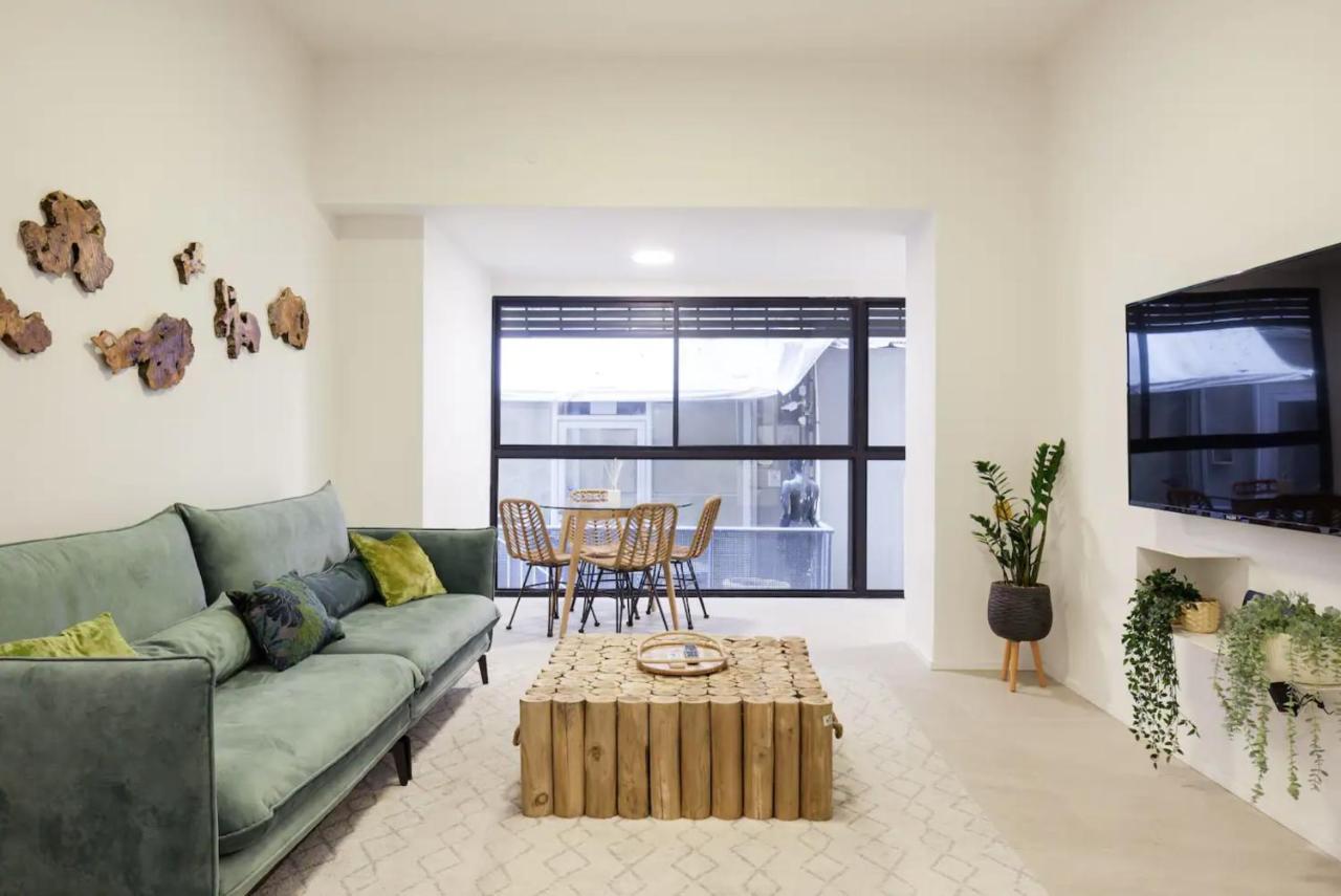 Renovated Large 3rm 5 Min From The *