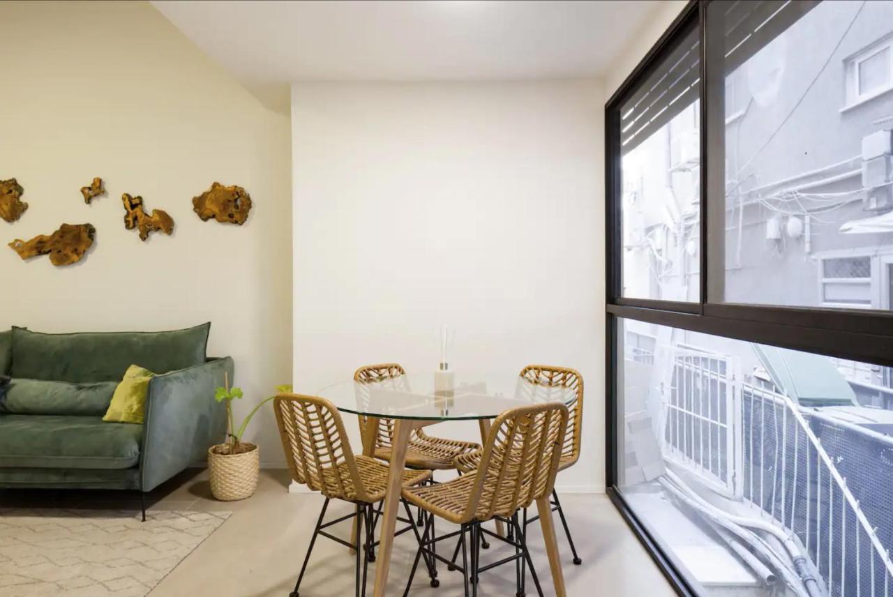 Renovated Large 3rm 5 Min From The Appartement *