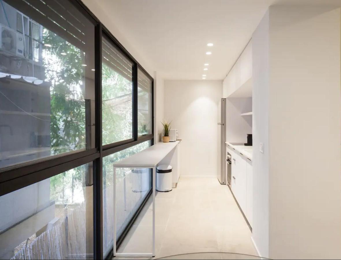 Renovated Large 3rm 5 Min From The Appartement *